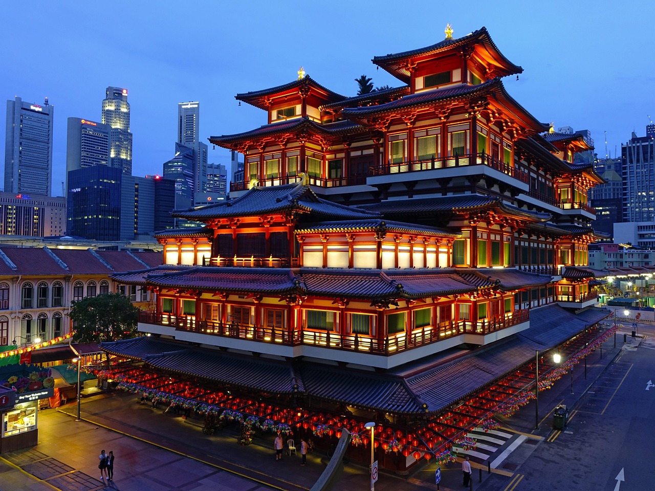 Explore Singapore's Chinatown: Historic Temples, Markets, Hawker Centers